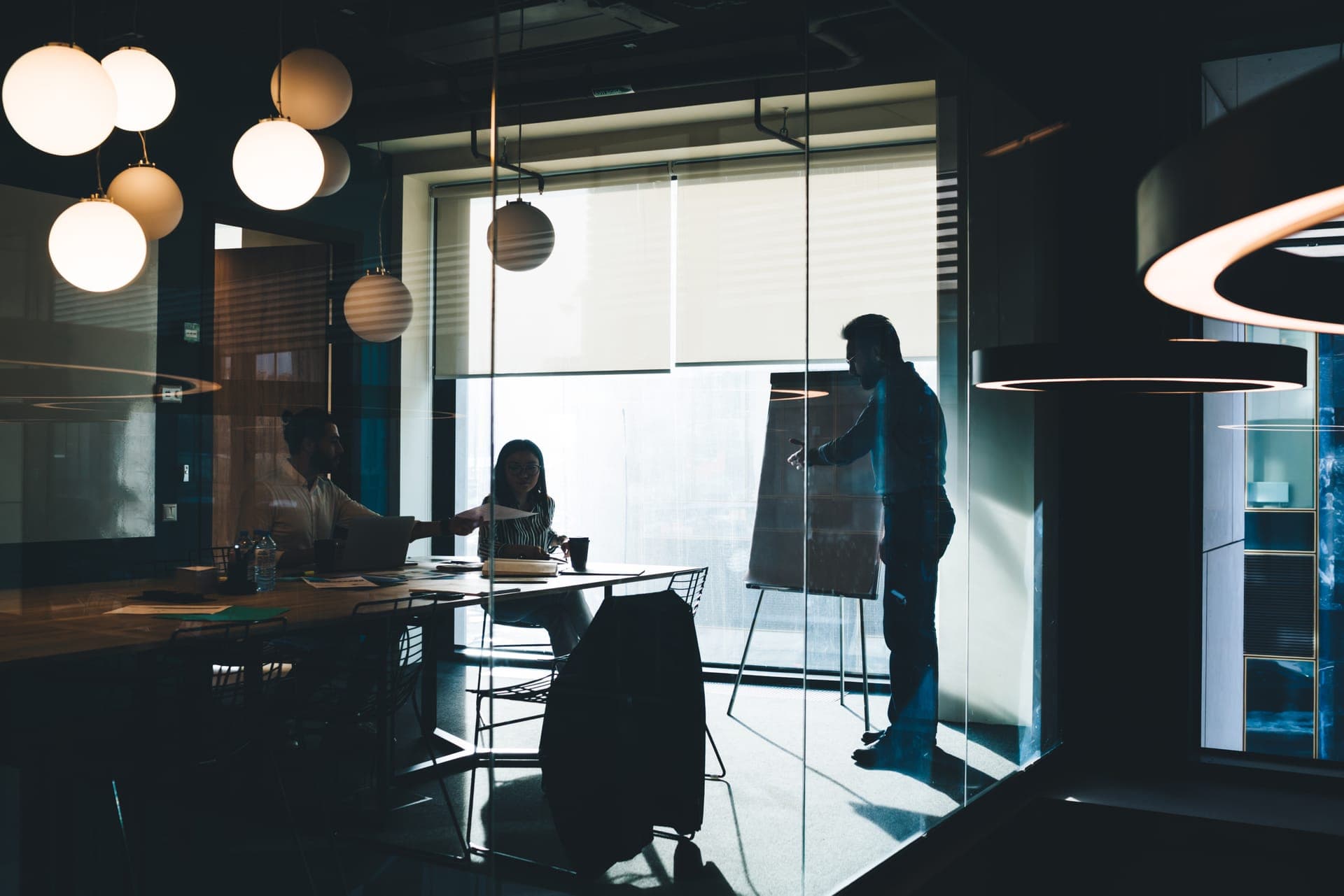 Stolarka dla biznesu i instytucji publicznych – od projektu do montażu