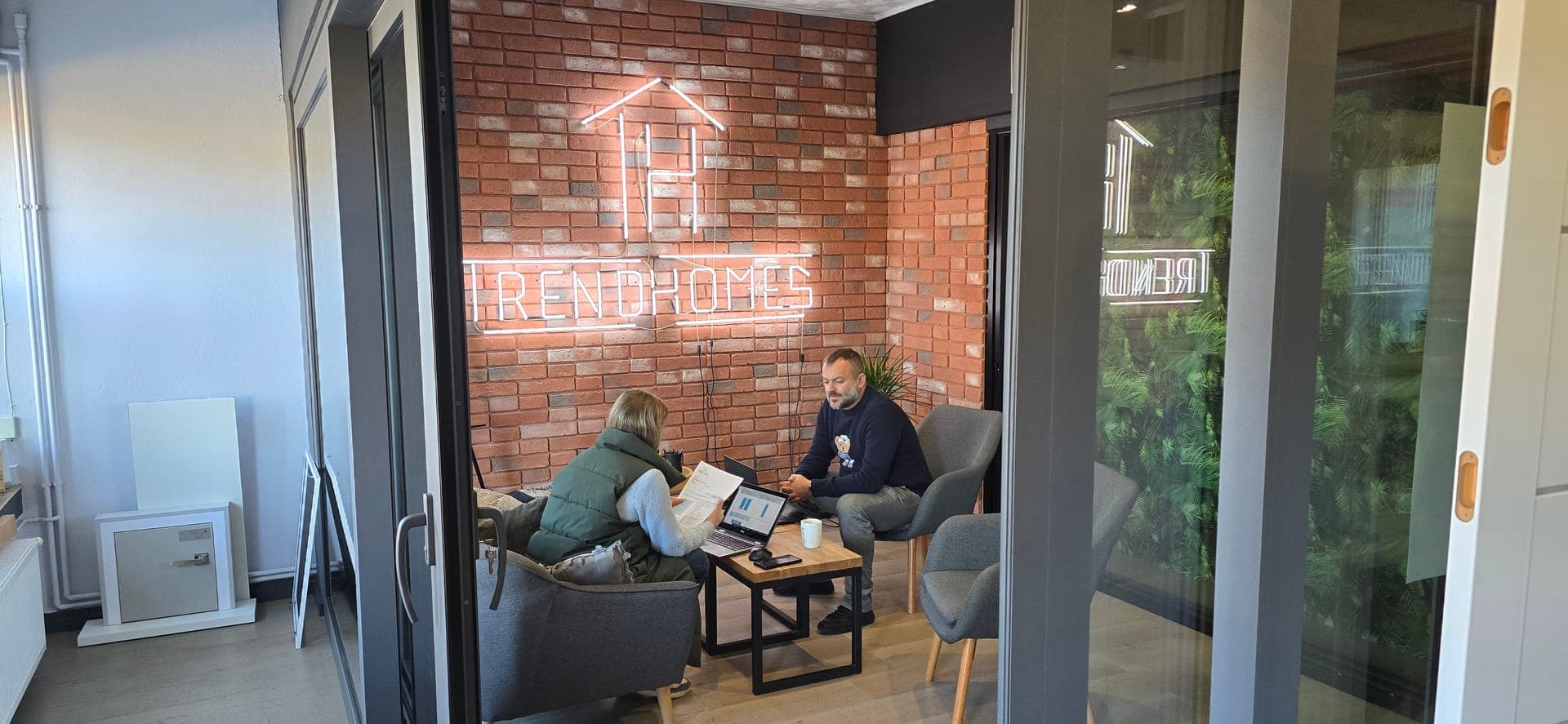 Zespół Trendhomes w salonie w Sanoku